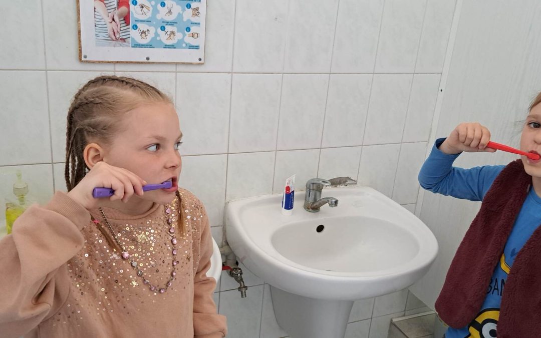Priešmokyklinukai mokosi savarankiškai valyti dantukus